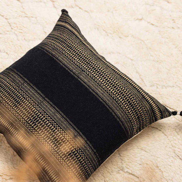 Dikhu hand woven cotton cushion cover by Obeetee - texture detail