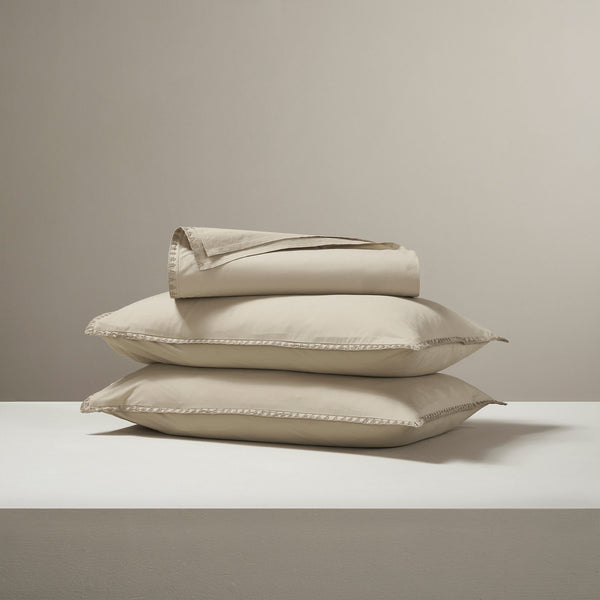 Poppy cotton percale bedsheet by Obeetee - detail view