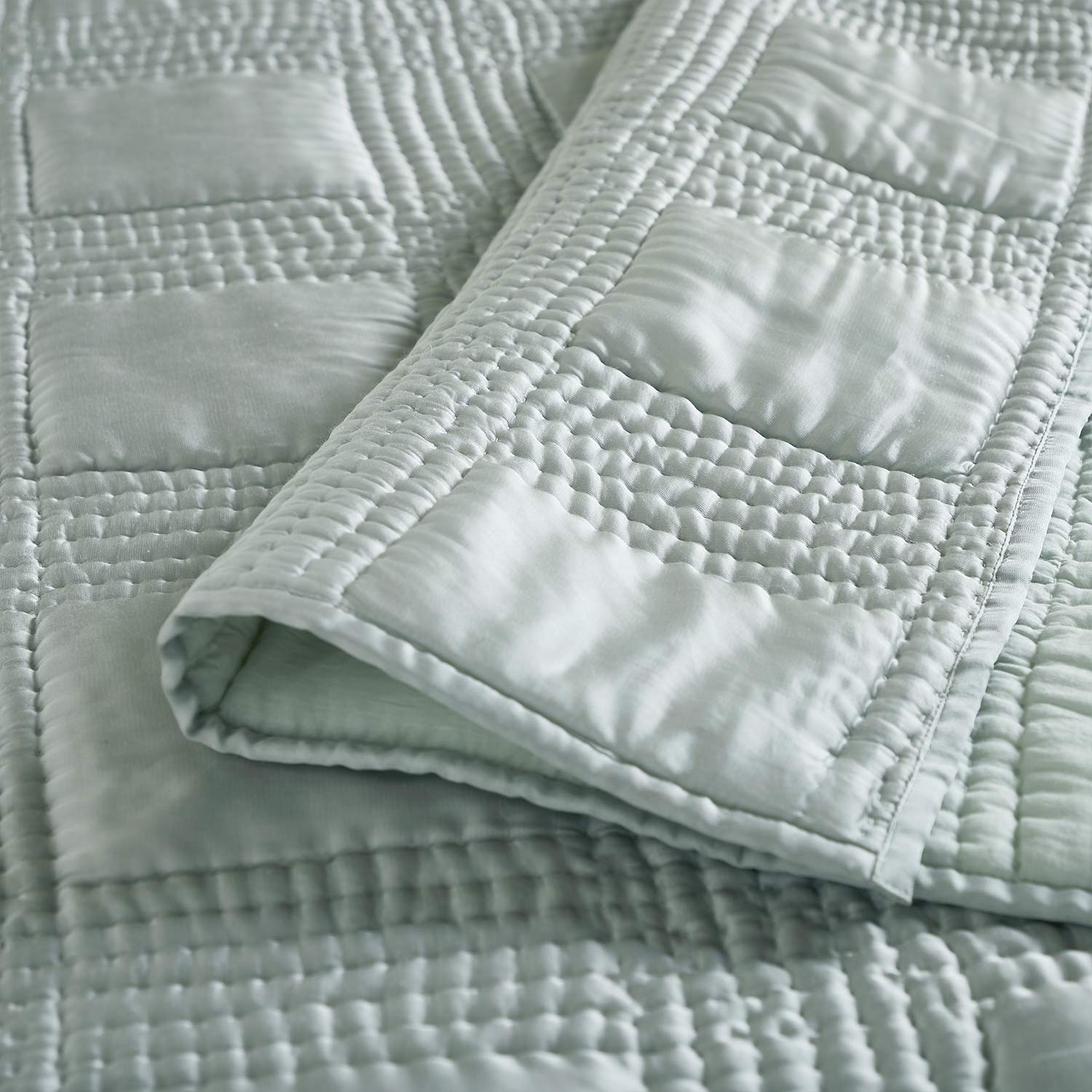 Vento Vegan Silk Handquilted Bed Cover Set