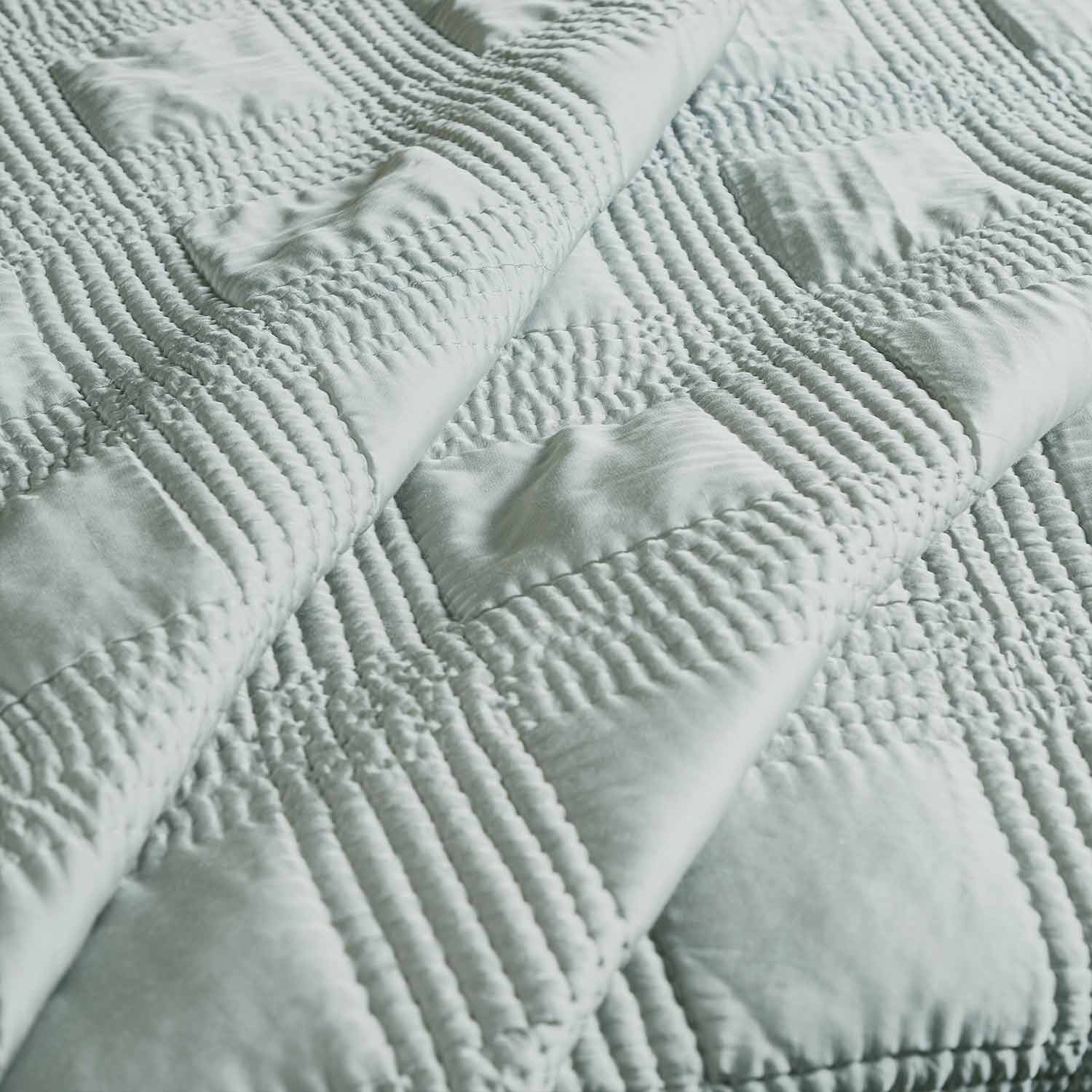 Vento Vegan Silk Handquilted Bed Cover Set